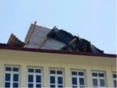 Doğu'da fırtına; ağaçlar ve direkler devrildi, çatılar uçtu (2)