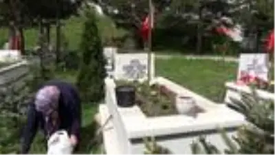 ERZURUM Şehit annesinden, Diyarbakır'da nöbet tutan ailelere destek ERZURUM Şehit annesinden, Diyarbakır'da nöbet tutan ailelere destek