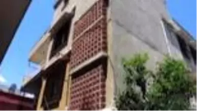 Evin bacasında sıkışan kedi yavrusunu itfaiye kurtardı