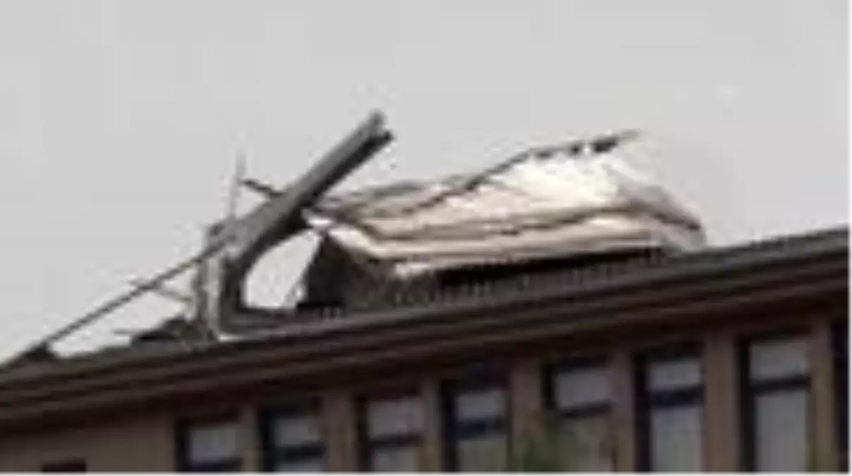 Fırtına çatıları uçurdu, ağaçları devirdi