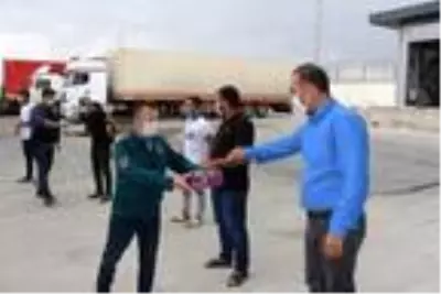 Habur'da gümrük personelinden şoförlere şeker ikramı