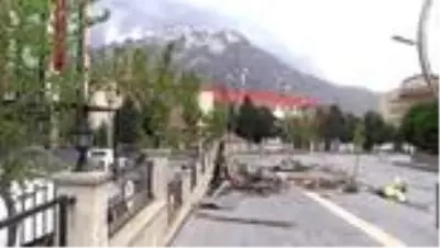 Hakkari’de şiddetli rüzgar çatıları uçurdu