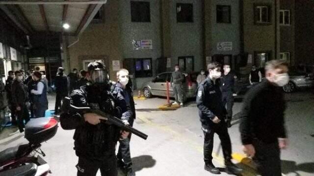 Hamile kadını tekmeleyen alkollü muhtar, linçten kurtaran polise de saldırdı Hamile kadını tekmeleyen alkollü muhtar, linçten kurtaran polise de saldırdı