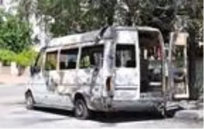 Hırsızlığa karşı aküsünü söktüğü minibüsü kundaklandı