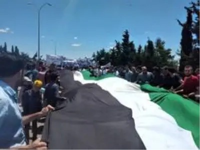 İdlib'de siviller rejimi protesto etti