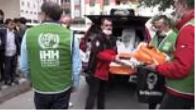 Tanju Çolak, İnsani Yardım Vakfınca düzenlenen organizasyonda ihtiyaç sahiplerine yardım etti Tanju Çolak, İnsani Yardım Vakfınca düzenlenen organizasyonda ihtiyaç sahiplerine yardım etti