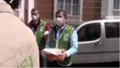 Tanju Çolak, İnsani Yardım Vakfınca düzenlenen organizasyonda ihtiyaç sahiplerine yardım etti Tanju Çolak, İnsani Yardım Vakfınca düzenlenen organizasyonda ihtiyaç sahiplerine yardım etti
