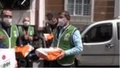 Tanju Çolak, İnsani Yardım Vakfınca düzenlenen organizasyonda ihtiyaç sahiplerine yardım etti Tanju Çolak, İnsani Yardım Vakfınca düzenlenen organizasyonda ihtiyaç sahiplerine yardım etti