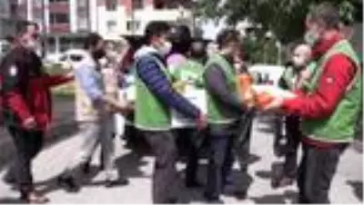 Tanju Çolak, İnsani Yardım Vakfınca düzenlenen organizasyonda ihtiyaç sahiplerine yardım etti Tanju Çolak, İnsani Yardım Vakfınca düzenlenen organizasyonda ihtiyaç sahiplerine yardım etti