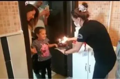 Isparta'da Vefa Destek Grubu'ndan 7 yaşına giren küçük kıza doğum günü sürprizi Isparta'da Vefa Destek Grubu'ndan 7 yaşına giren küçük kıza doğum günü sürprizi