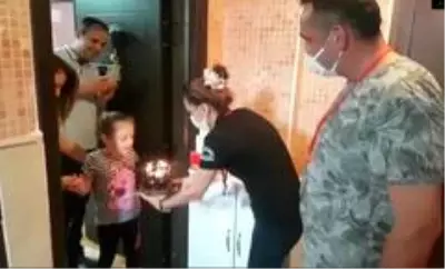 Isparta'da Vefa Destek Grubu'ndan 7 yaşına giren küçük kıza doğum günü sürprizi Isparta'da Vefa Destek Grubu'ndan 7 yaşına giren küçük kıza doğum günü sürprizi