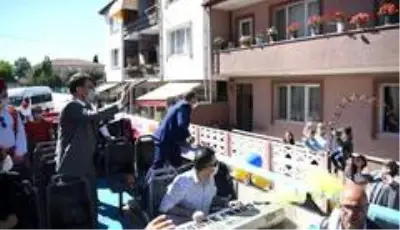 Kartepe'de seyyar konser bayrama neşe kattı