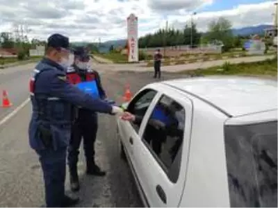 Kastamonu'da jandarmadan sürücülere şeker ikramı