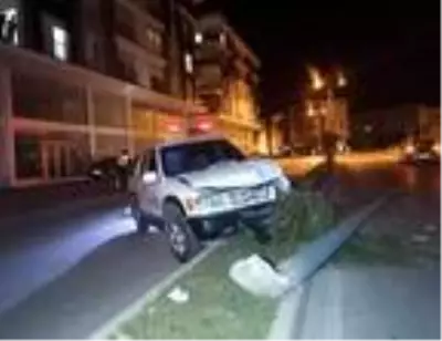 Kaza yaptığı cipi bırakıp kaçtı, saklandığı apartman bahçesinde bulundu Kaza yaptığı cipi bırakıp kaçtı, saklandığı apartman bahçesinde bulundu