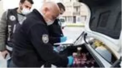 Kısıtlamada taksiyle içki satarken bekçiye yakalandı