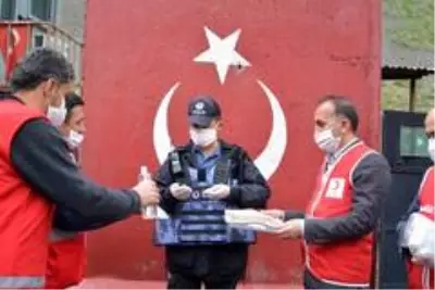 Kızılay ekibinden güvenlik güçlerine bayram ziyareti