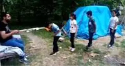 El öpme geleneğine, sosyal mesafe kuralına uygun korona tarifesi El öpme geleneğine, sosyal mesafe kuralına uygun korona tarifesi
