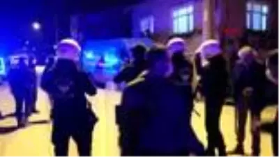 Hamile kadını tekmeleyen alkollü muhtar, kendisini linçten kurtaran polise de saldırdı Hamile kadını tekmeleyen alkollü muhtar, kendisini linçten kurtaran polise de saldırdı