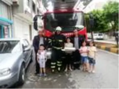 Lösemi hastası Ecrin'e, merdivenli itfaiye aracı ile doğum günü pastası
