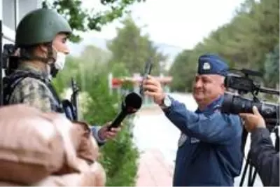 Nöbetteki askere komutanın sürprizi duygulandırdı