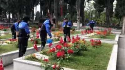 Polis ekipleri Edirnekapı Şehitliği'ni ziyaret eden aileleri yalnız bırakmadı