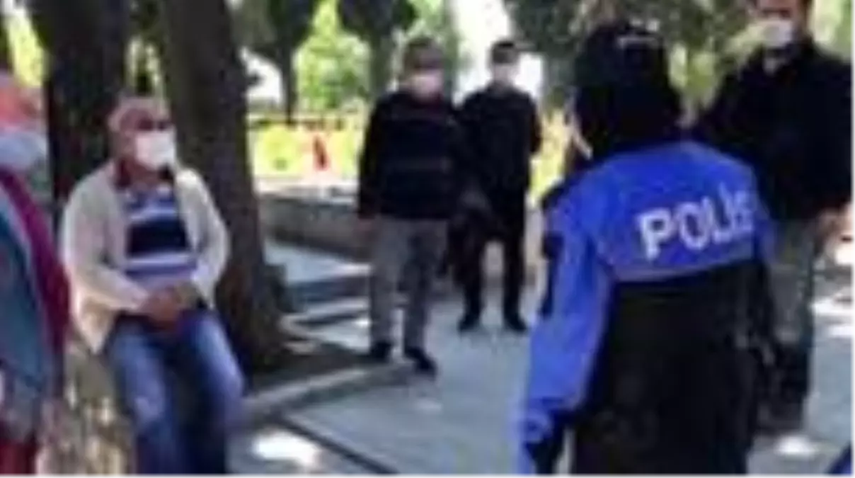 Polis ekipleri Edirnekapı Şehitliği'ni ziyaret eden aileleri yalnız bırakmadı