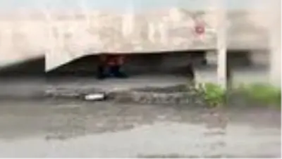 Polisi görünce merdivenin altına saklanan çocuğa bayram sürprizi