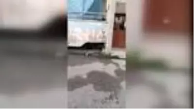 Polisler ekip aracından kaçan çocuğa sürpriz yaptı