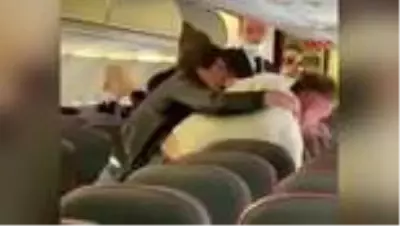 Rusya'da yolcu uçağında 'sosyal mesafe' kavgası Rusya'da yolcu uçağında 'sosyal mesafe' kavgası
