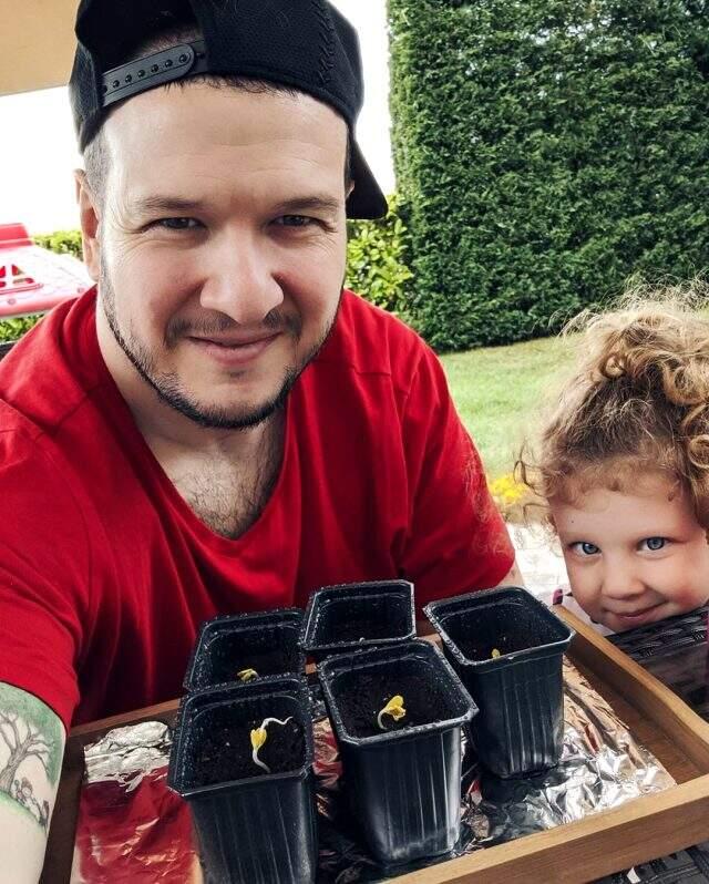 Şahan Gökbakar, kızına olmayan terlikleri çocuklara hediye ederek herkese örnek oldu Şahan Gökbakar, kızına olmayan terlikleri çocuklara hediye ederek herkese örnek oldu