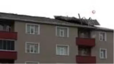 Şiddetli rüzgar önüne çıkanı söktü attı