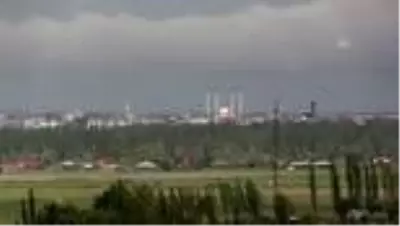Şiddetli yağış ve fırtınada bazı binaların çatısı uçtu, ağaçlar devrildi