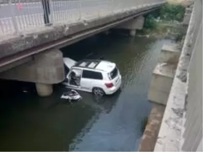 Seyir halindeki araç dereye uçtu
