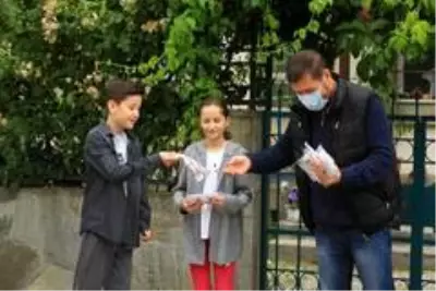 Sındırgı'da bayramda mendil yerine çocuklara özel maske