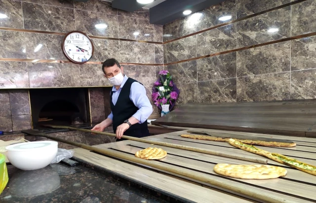 Sivas Valisi Salih Ayhan pide fırınında ekmek pişirdi haberi fotografı