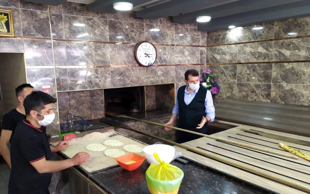 Sivas Valisi Salih Ayhan pide fırınında ekmek pişirdi haberi fotografı