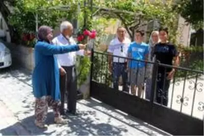 Sokağa çıkma izninde torun ziyaretine gittiler Sokağa çıkma izninde torun ziyaretine gittiler