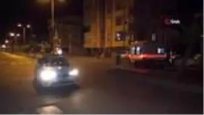 Sokağa çıkma kısıtlamasında boş yolda kaza yapan alkollü sürücü otomobilini bırakıp kaçtı. Sokağa çıkma kısıtlamasında boş yolda kaza yapan alkollü sürücü otomobilini bırakıp kaçtı.