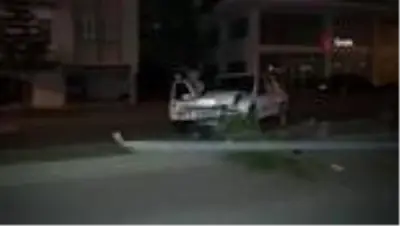 Sokağa çıkma kısıtlamasında boş yolda kaza yapan alkollü sürücü otomobilini bırakıp kaçtı. Sokağa çıkma kısıtlamasında boş yolda kaza yapan alkollü sürücü otomobilini bırakıp kaçtı.