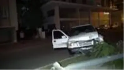 Sokağa çıkma kısıtlamasında boş yolda kaza yapan alkollü sürücü otomobilini bırakıp kaçtı. Sokağa çıkma kısıtlamasında boş yolda kaza yapan alkollü sürücü otomobilini bırakıp kaçtı.