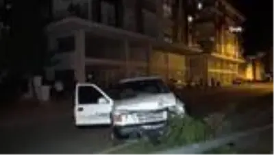 Sokağa çıkma kısıtlamasında boş yolda kaza yapan alkollü sürücü otomobilini bırakıp kaçtı. Sokağa çıkma kısıtlamasında boş yolda kaza yapan alkollü sürücü otomobilini bırakıp kaçtı.