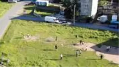 Sokağa çıkma yasağına aldırış etmeyen gençler, mahallede futbol maçı yaptı