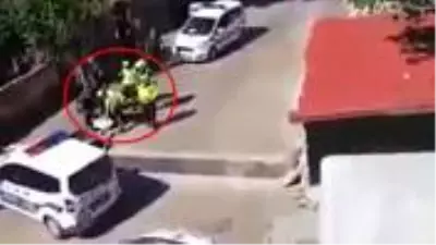 Evinin önünde oturan vatandaşı darp eden polisler hakkında soruşturma başlatıldı Evinin önünde oturan vatandaşı darp eden polisler hakkında soruşturma başlatıldı