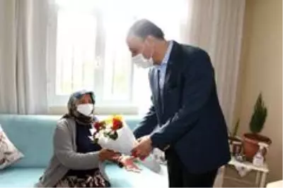 Vali Erin şehit aileleri ile görevi başındaki polislerin bayramını kutladı Vali Erin şehit aileleri ile görevi başındaki polislerin bayramını kutladı