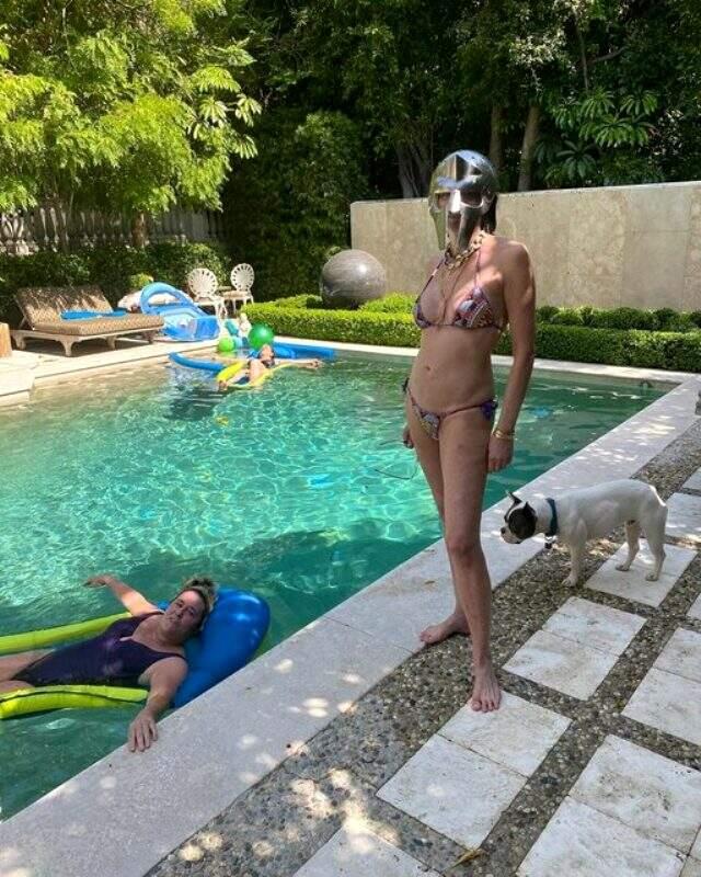 62 yaşındaki Sharon Stone, havuzun önünde kasklı ve bikinili poz verdi 62 yaşındaki Sharon Stone, havuzun önünde kasklı ve bikinili poz verdi