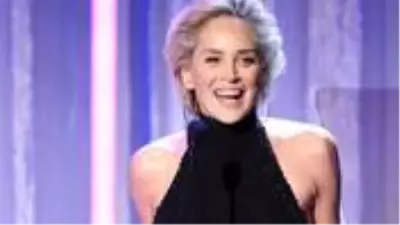 62 yaşındaki Sharon Stone, havuz önünde kasklı ve bikinili poz verdi 62 yaşındaki Sharon Stone, havuz önünde kasklı ve bikinili poz verdi