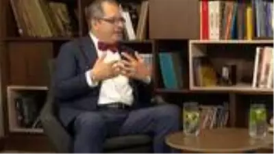 Aşı ve ilaç çalışmalarının konuşulduğu yayında Prof. Dr. Mehmet Çilingiroğlu, zeybek oynadı Aşı ve ilaç çalışmalarının konuşulduğu yayında Prof. Dr. Mehmet Çilingiroğlu, zeybek oynadı