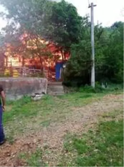 Bolu'da iki katlı ahşap ev yangında kullanılmaz hale geldi