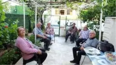 Burhaniye'de sosyal mesafeli bayramlaşma Burhaniye'de sosyal mesafeli bayramlaşma