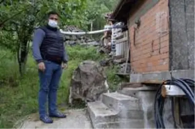 Düşen kayalar köylüleri tedirgin ediyor